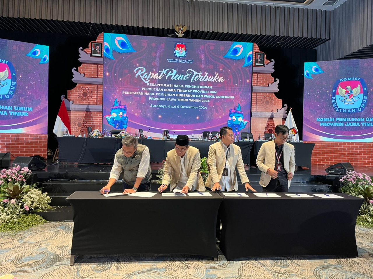 Komisioner KPU Jatim menandatangani hasil rekapitulasi Pilgub Jatim 2024.