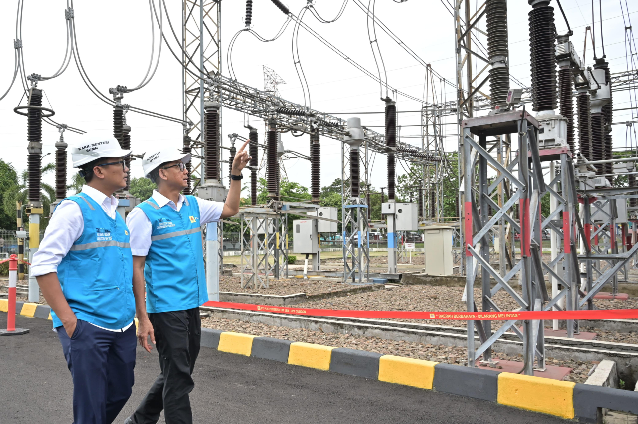 Wamen BUMN, Aminuddin Ma'ruf (kiri) didampingi Dirut PLN, Darmawan Prasodjo (kanan) saat meninjau langsung Gardu Induk 150 kV Cilegon Lama, Cilegon pada Selasa (24/12/2024). Foto/Humas PLN