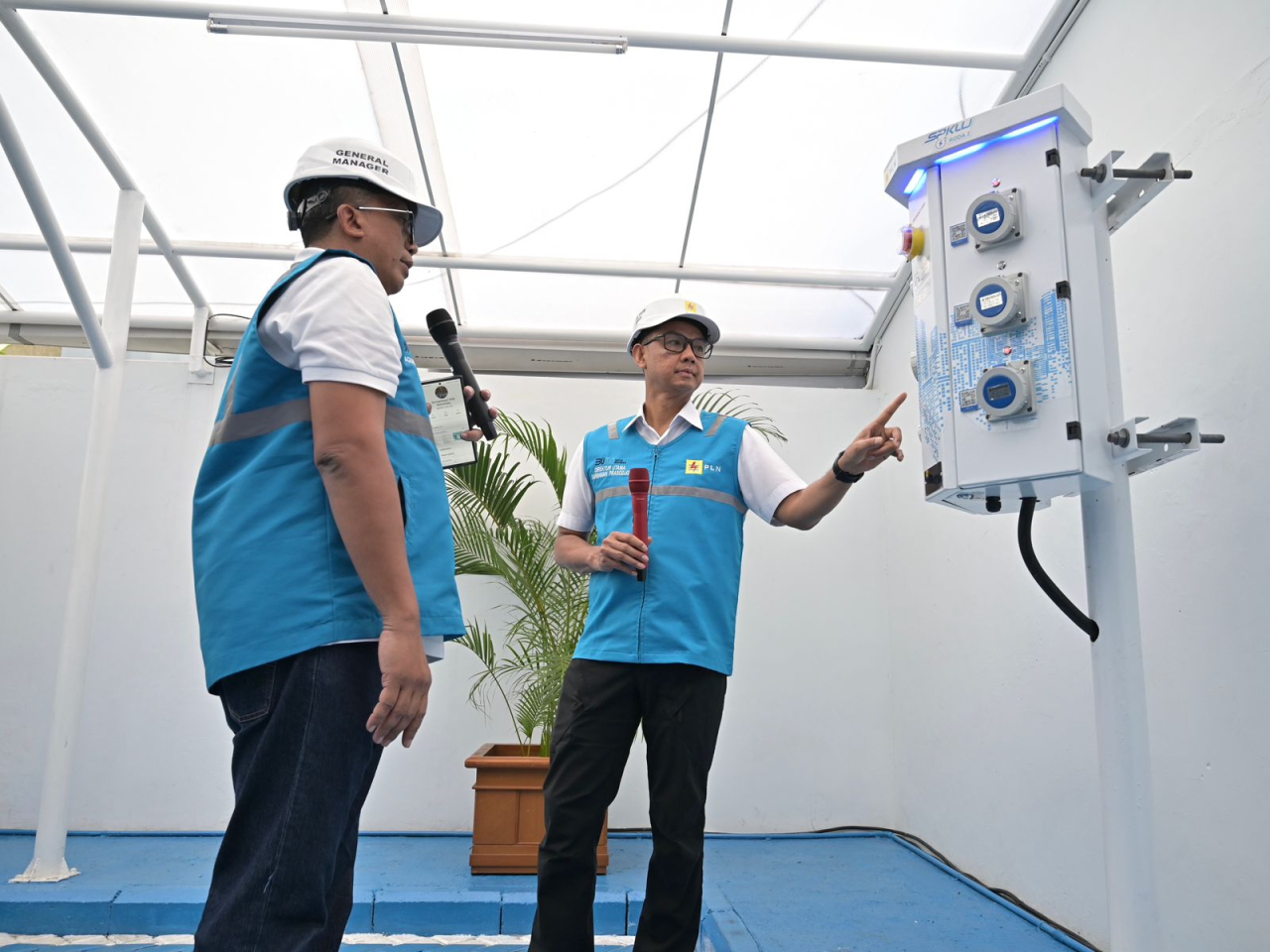 Dirut PLN, Darmawan Prasodjo (kanan) didampingi GM PLN UID Jawa Barat, Agung Murdifi (kiri) melakukan peninjauan charging station di One Stop EV Charging Station di Surapati, Bandung, Rabu (25/12/2024). Foto/Humas PLN