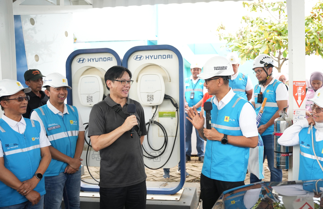 Dirut PLN, Darmawan Prasodjo menyapa pengguna kendaraan listrik yang tengah melakukan pengisian daya di SPKLU di Rest Area KM 379A Ruas Tol Semarang-Batang, Jawa Tengah pada Rabu (25/12/2024). Foto/Humas PLN