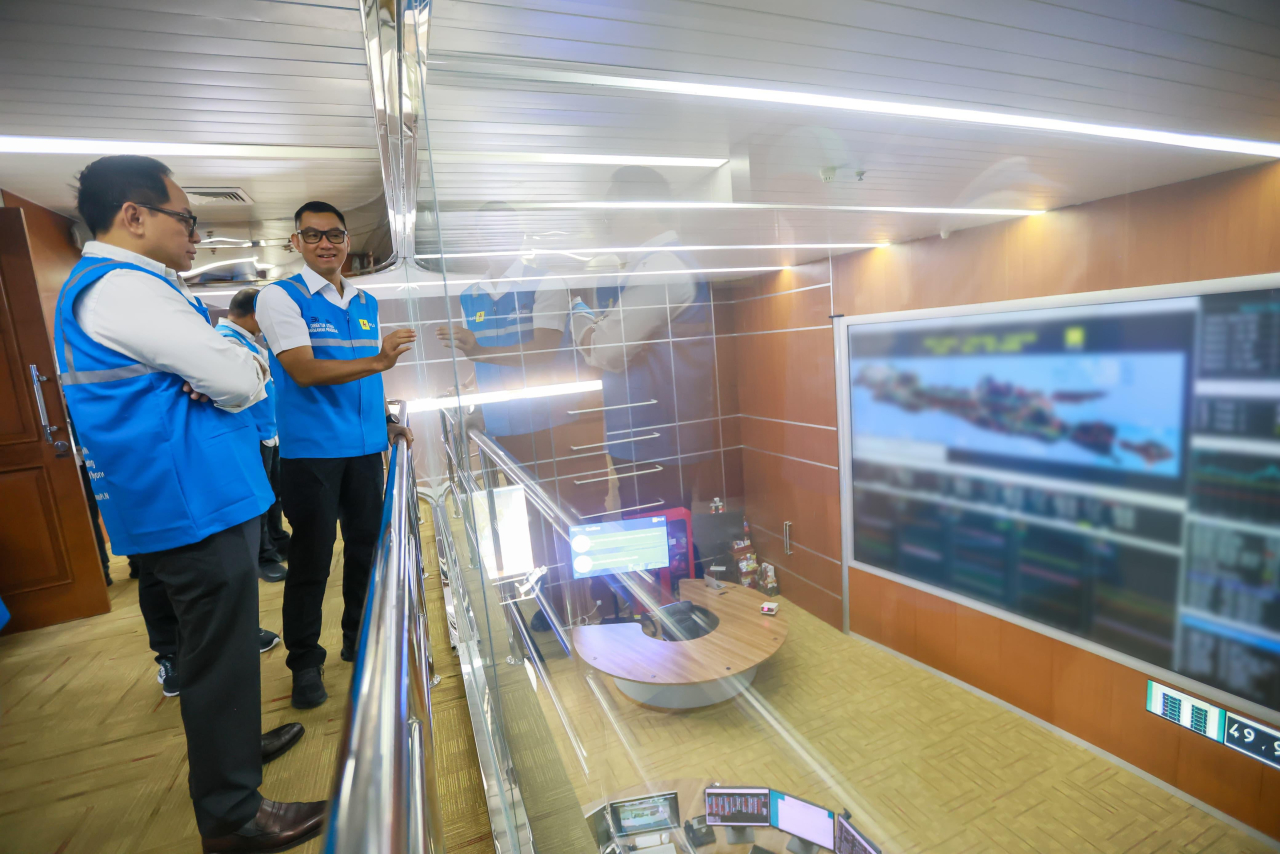 Wamen BUMN, Kartika Wirjoatmodjo (kiri) didampingi Direktur Utama PLN, Darmawan Prasodjo (kanan) memonitor keandalan sistem kelistrikan Jawa-Madura-Bali di PLN UIP2B untuk kesiapan pasokan listrik di momen Nataru pada Jumat (27/12/2024). Foto/Humas PLN