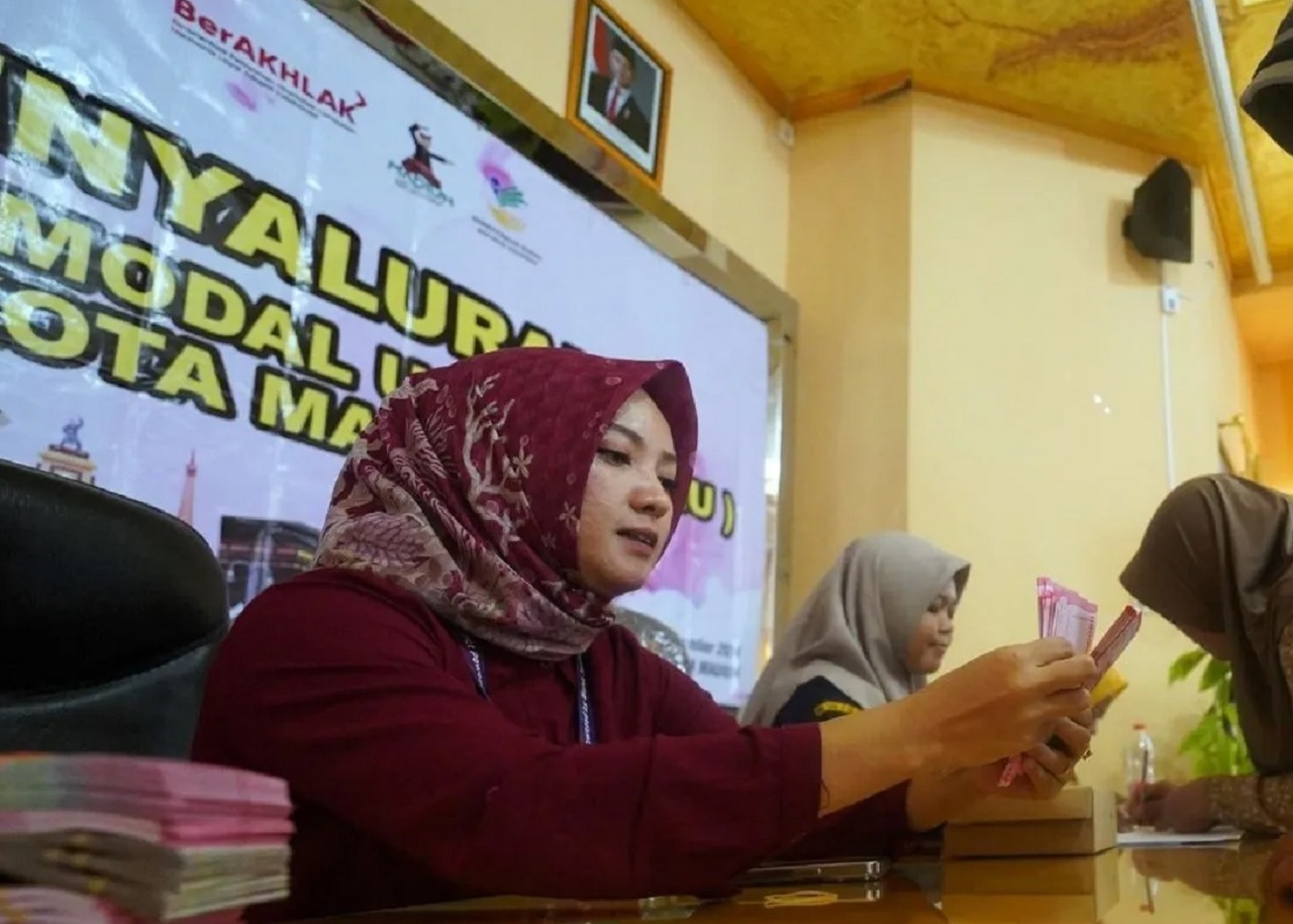 Penyaluran bantuan modal usaha bagi 221 pelaku usaha mikro, kecil, dan menengah (UMKM) di wilayah Kota Madiun, Jawa Timur. SP/ MDN