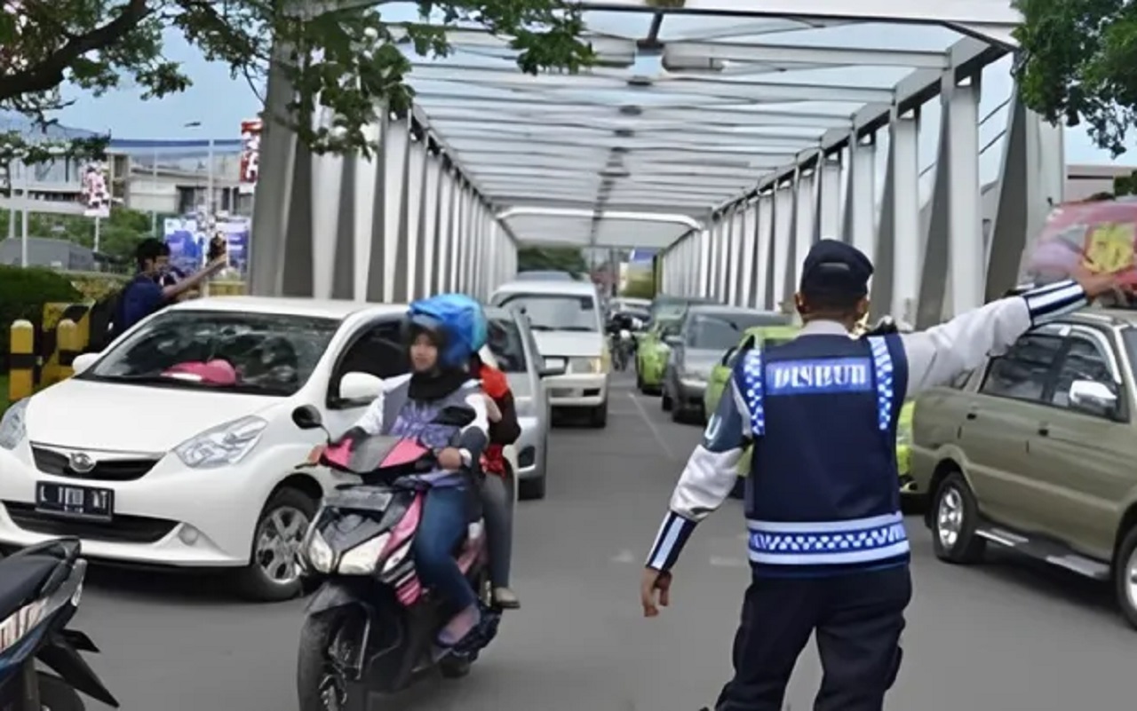 Ilustrasi. Dinas Perhubungan (Dishub) Kabupaten Malang saat menertibkan jalanan dari kemacetan. SP/ MLG