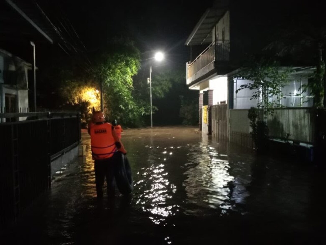 Petugas BPBD saat meninjau kondisi banjir di wilayah Kota Malang, Jawa Timur. SP/ MLG