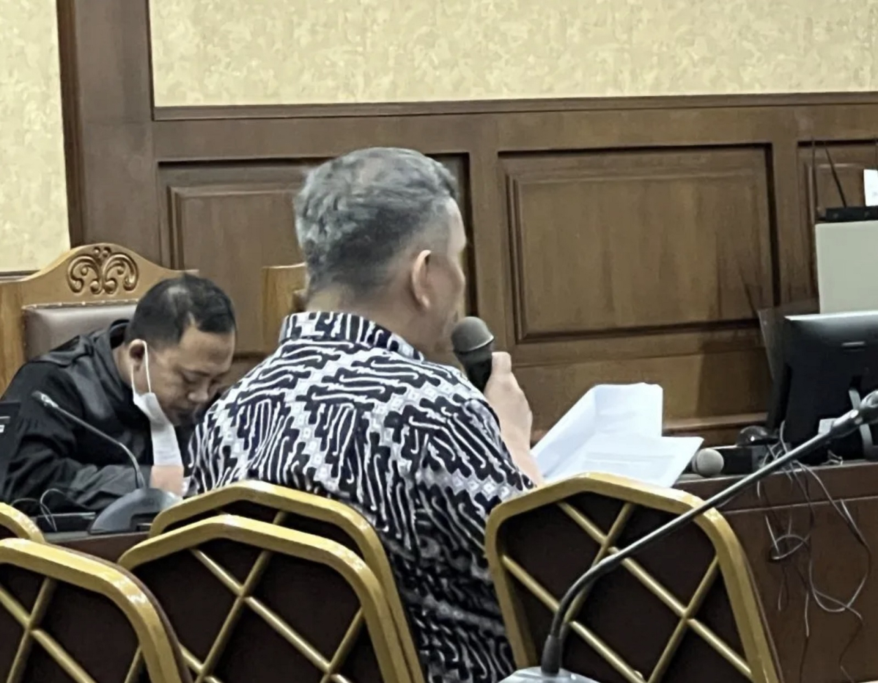 Eks Direktur Keuangan PT Timah Tbk, Emil Ermindra, melakukan pembelaan usai dituntut hukuman 12 tahun penjara.