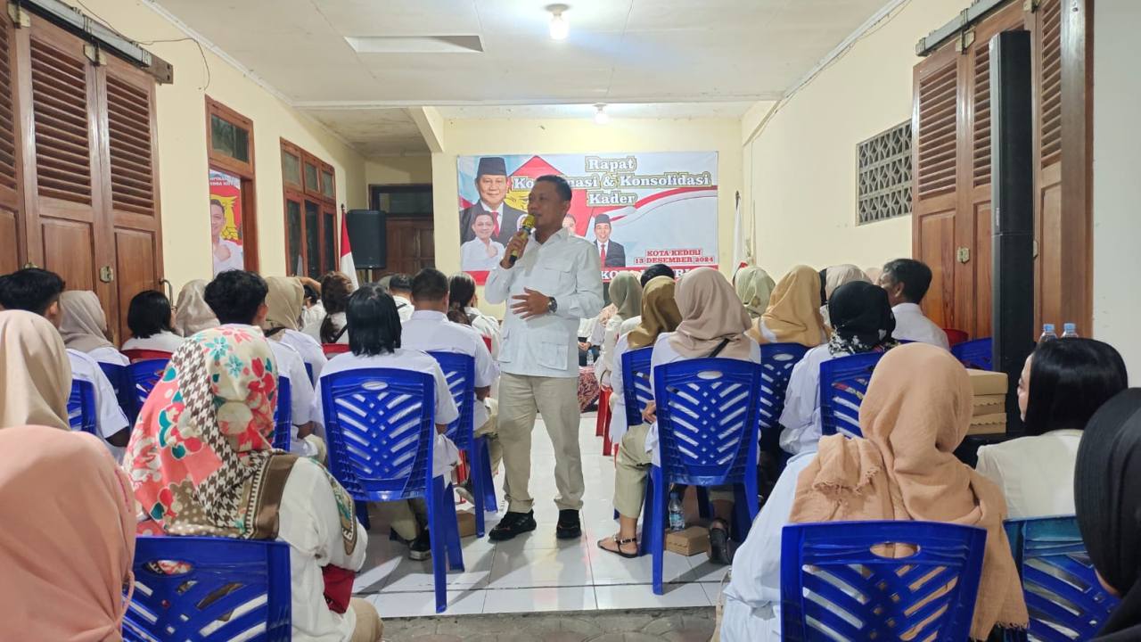 Ketua DPC Gerindra Kota Kediri, Katino saat memberikan sambutan didepan ratusan kader partai