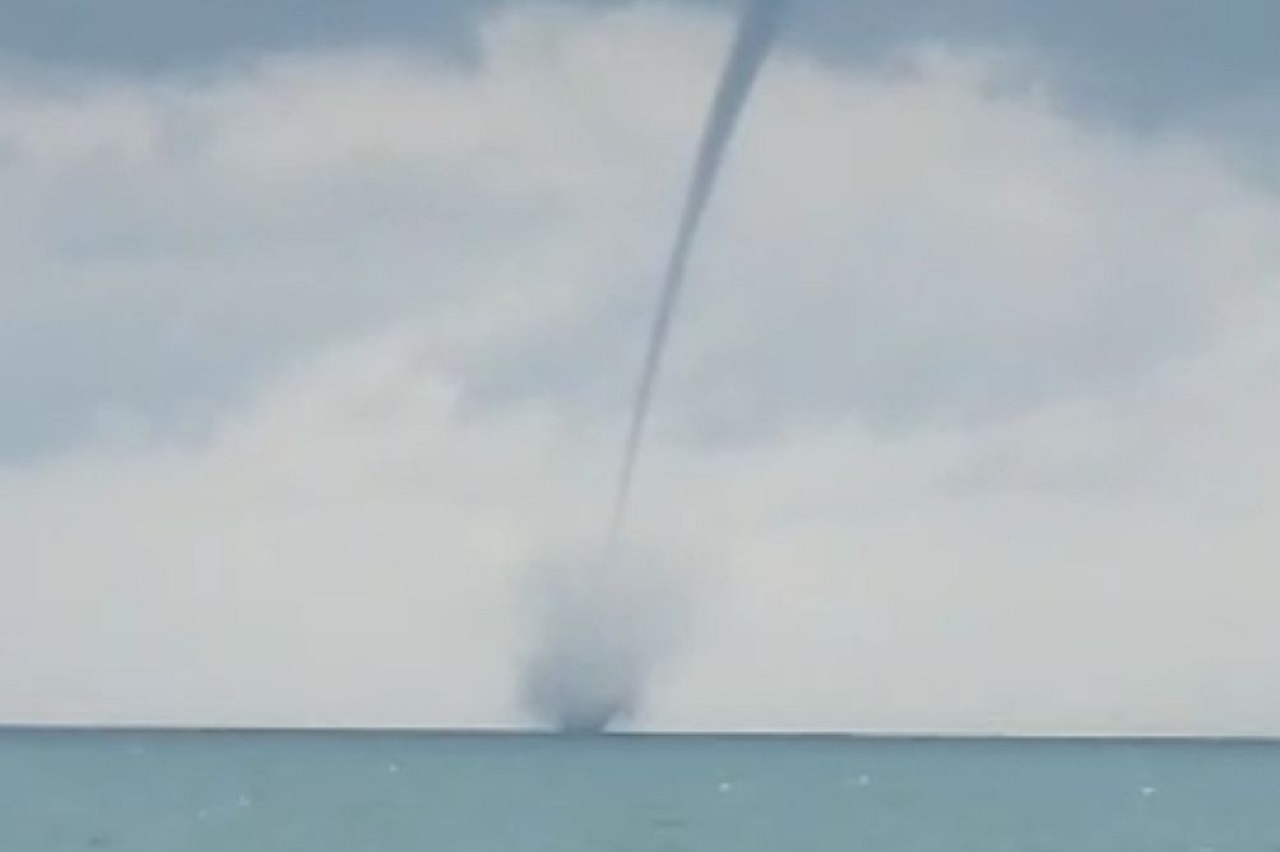 Tangkapan layar. Fenomena waterspout yang berada di perairan Lamongan, Jawa Timur. SP/ LMG