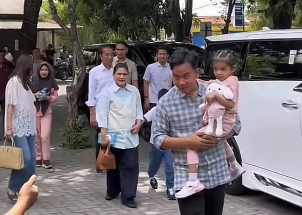 Gaya Iriana Jokowi bersama Selvi Ananda dan Joko Widodo beserta Gibran, terpotret di media sosial.