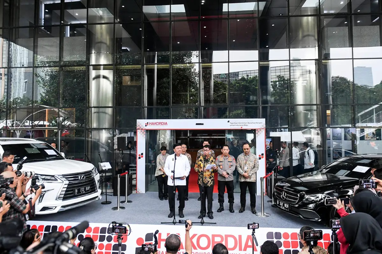 Menko Polkam Budi Gunawan beserta Ketua KPK Sementara Nawawi Pomolango, bersama Kapolri Jenderal Listyo Sigit, saat memperingati Hari Korupsi Sedunia 2024 di Gedung KPK, Senin (9/12/2024).