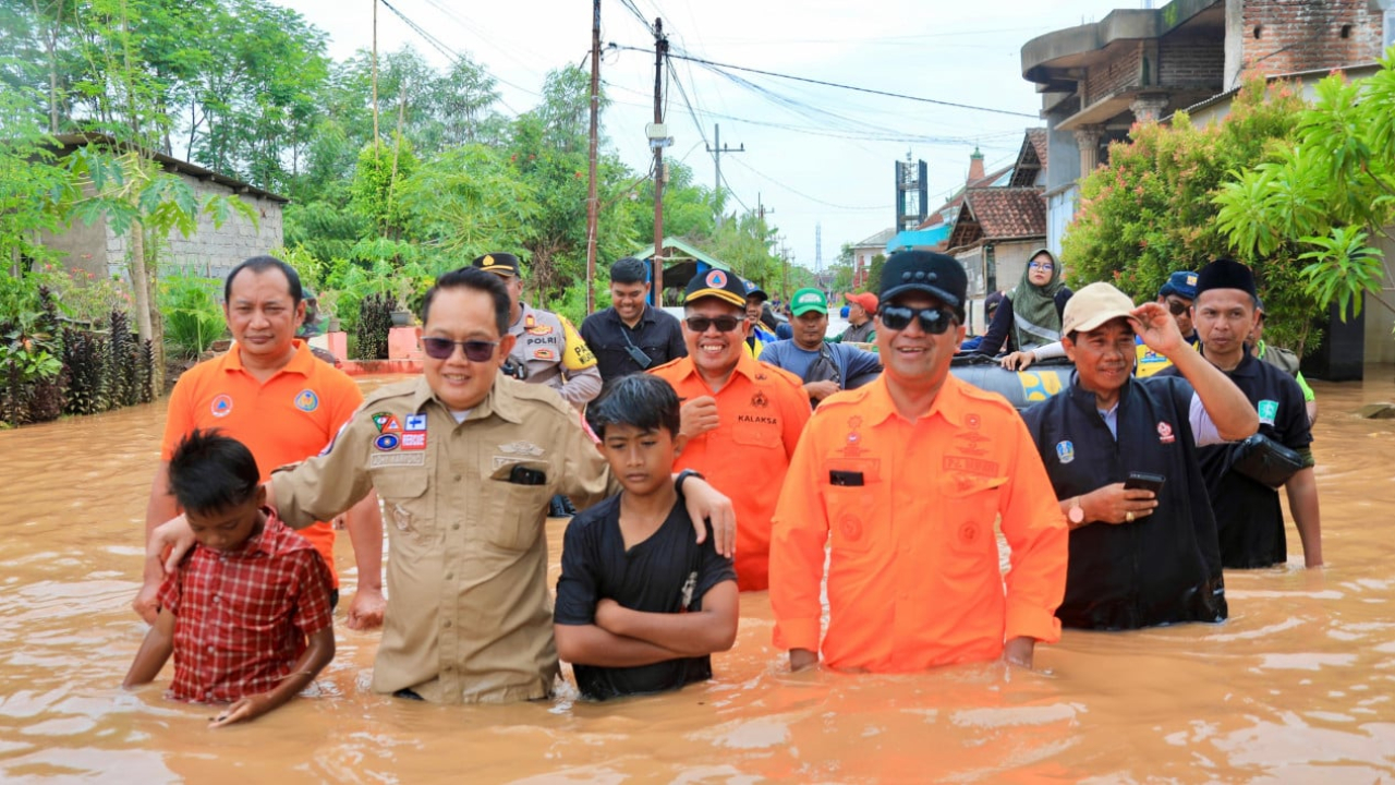 Pj Gubernur Adhy menyalurkan bantuan kepada korban banjir di Desa Kedawung Kulon, Kecamatan Grati, Kabupaten Pasuruan. SP/JATI