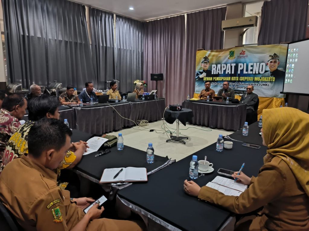 Rapat pleno Depeko Mojokerto terkait penentuan kenaikan UMK Kota Mojokerto 2025.