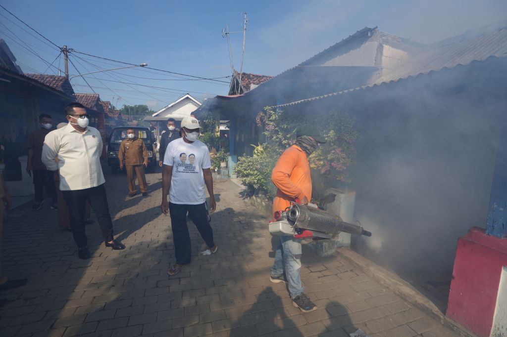 Pj Walikota Mojokerto Moh Ali Kuncoro saat memantau fogging dan PSN