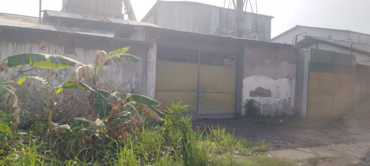 Dua usaha pelebur aki bekas ilegal di  UPT Logam dan Perekayasaan di Trosobo, Sidoarjo, yang disegel, Senin (2/12/2024). 