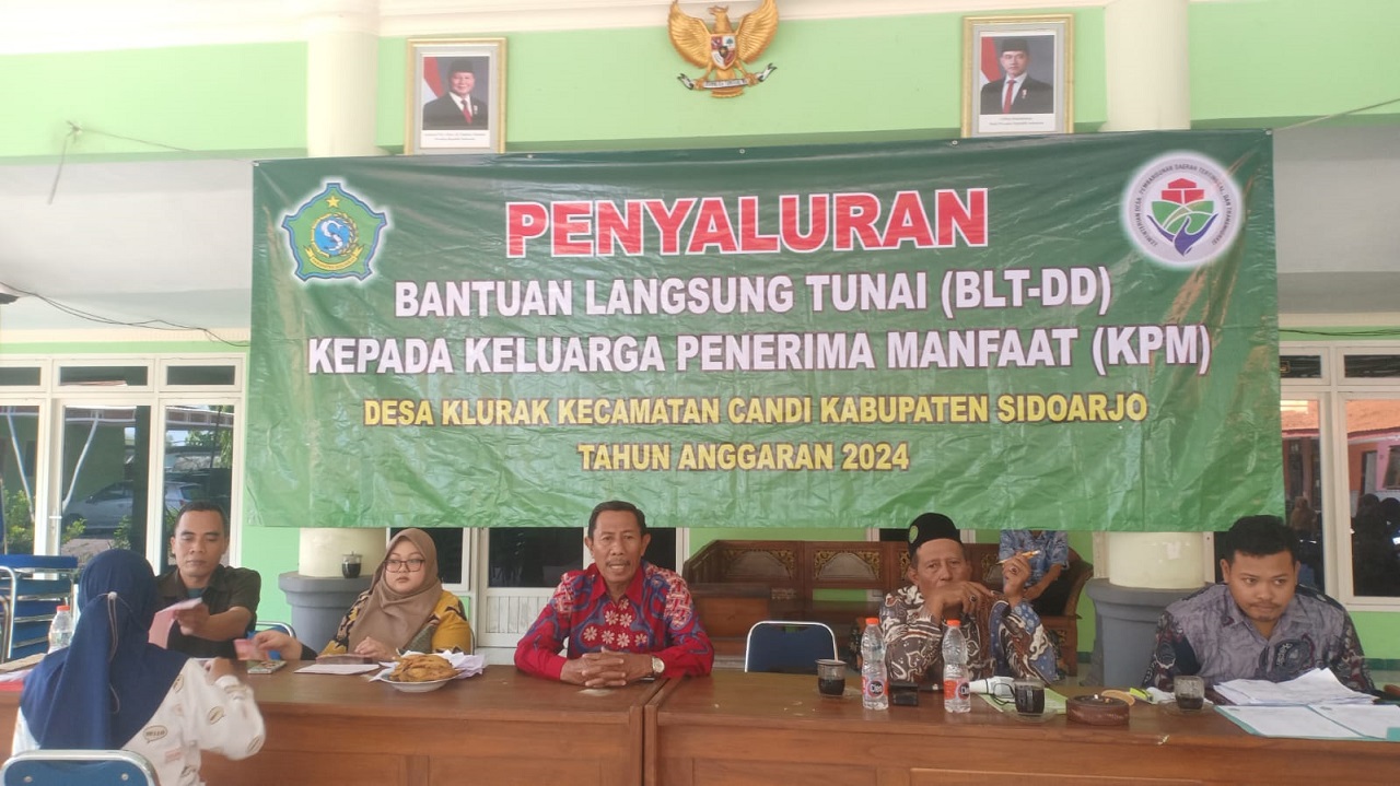 Pemerintah Desa Klurak Kecamatan Candi menyalurkan Bantuan Langsung Tunai (BLT) yang bersumber dari DD Tahap IV tahun 2024 di Balai desa Klurak. SP/ MAN