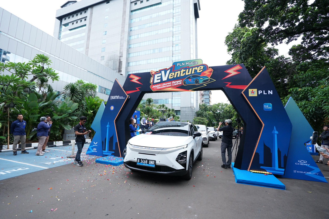 Rombongan mobil listrik PLN Mobile EVenture 2024 bersiap di garis start untuk memulai perjalanannya dari Jakarta menuju Denpasar, Bali pada Selasa (3/12/2024). Foto/Humas PLN