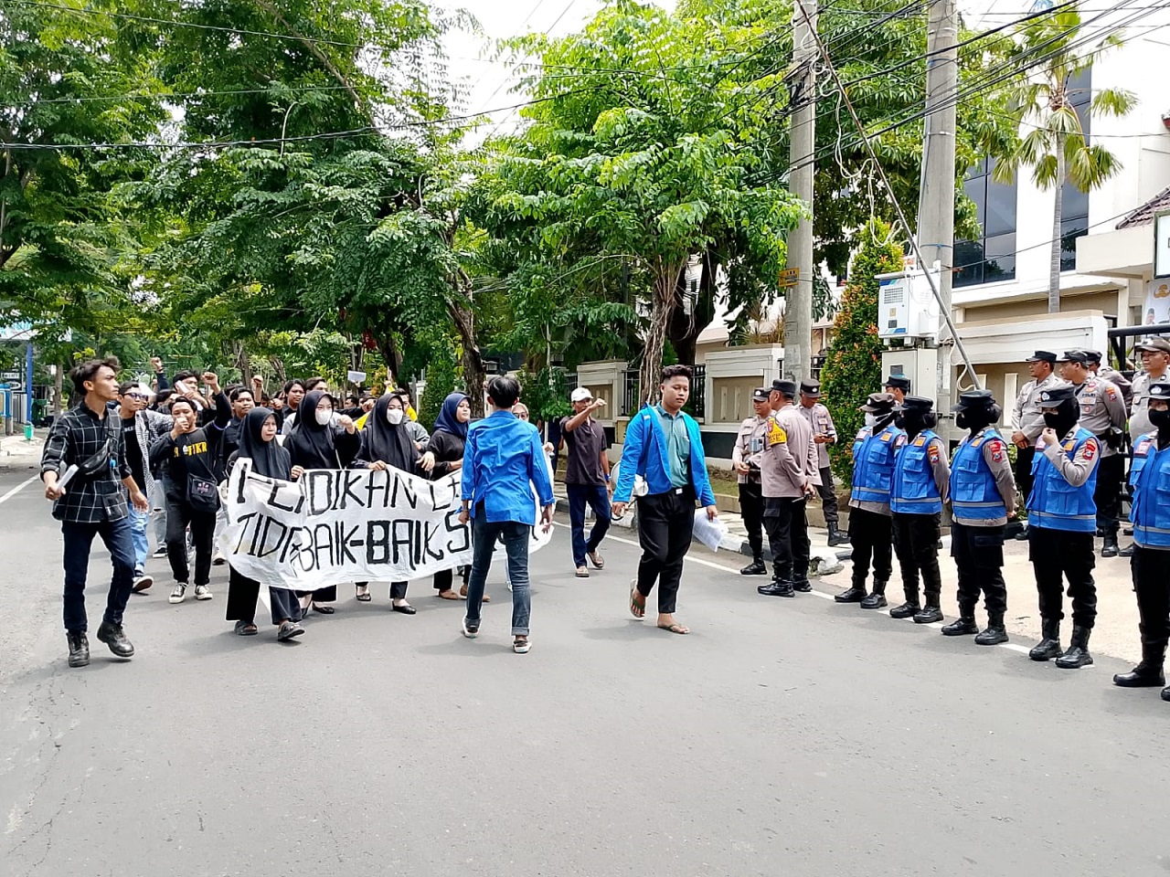 Puluhan aktivis mahasiswa yang tergabung dalam PMII saat berunjuk rasa di depan kantor DPRD Lamongan. SP/MUHAJIRIN 