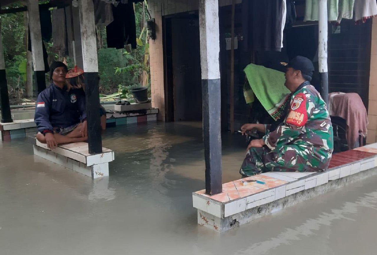 Anggota Koramil Prambon, saat melakukan pengecekan lokasi rumah warga terdampak banjir. SP/JUM