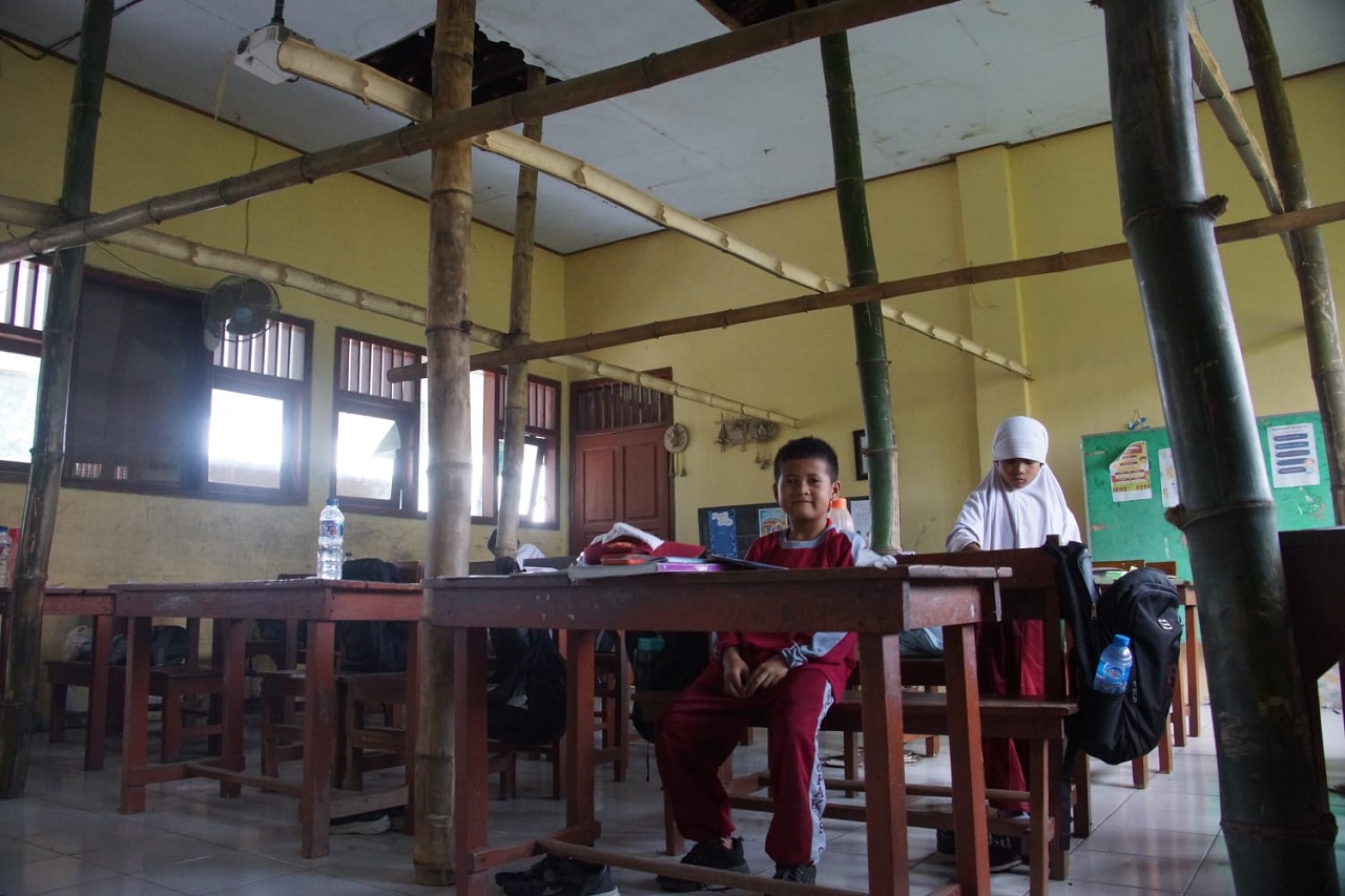 Pelajar kelas satu dan dua Sekolah Dasar Negeri (SDN) 2 Karangpakis, Kecamatan Kabuh, Kabupaten Jombang, Jawa Timur belajar dalam kondisi was-was. SP/ SAREP