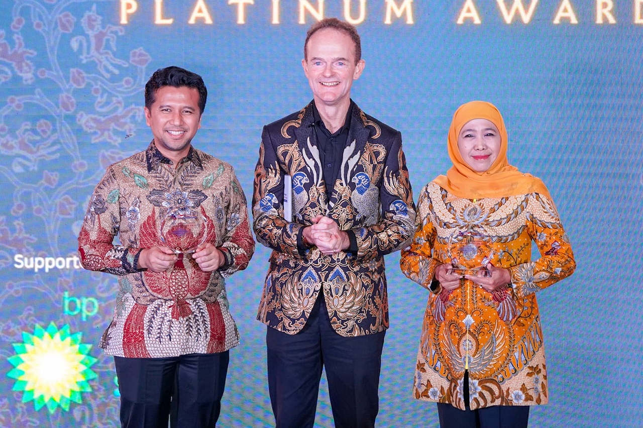 Khofifah Indar Parawansa dan Emil Elestianto Dardak menerima penghargaan terhormat berupa Platinum Award dari Duta Besar Inggris, di Hutan Kota, Plataran, Jakarta (11/12/2024) malam. SP/ RIKO