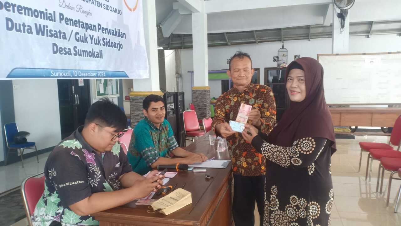 Pemerintah Desa (Pemdes) Sumokali menyerahkan BLT DD Tahap IV 2024 kepada 30 KPM. SP/ MAN