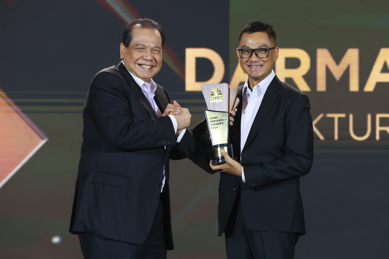 Dirut PLN, Darmawan Prasodjo (kanan) kembali menerima penghargaan sebagai CEO of The Year dalam ajang CNBC Indonesia Awards 2024 yang diserahkan langsung oleh Chairman CT Corp, Chairul Tanjung (kiri), di Jakarta, Rabu (11/12/2024). Foto/Humas PLN
