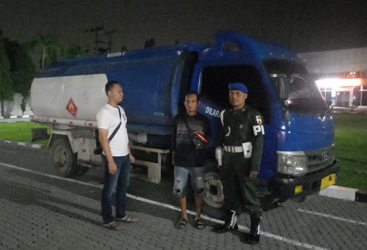 Tangkapan barang bukti truk tangki berisi solar ilegal yang diserahkan Subdenpom V/4 Gresik ke Polres Gresik, tapi entah kenapa penanganan kasusnya tidak berujung sampai ke pengadilan. SP/Maidid