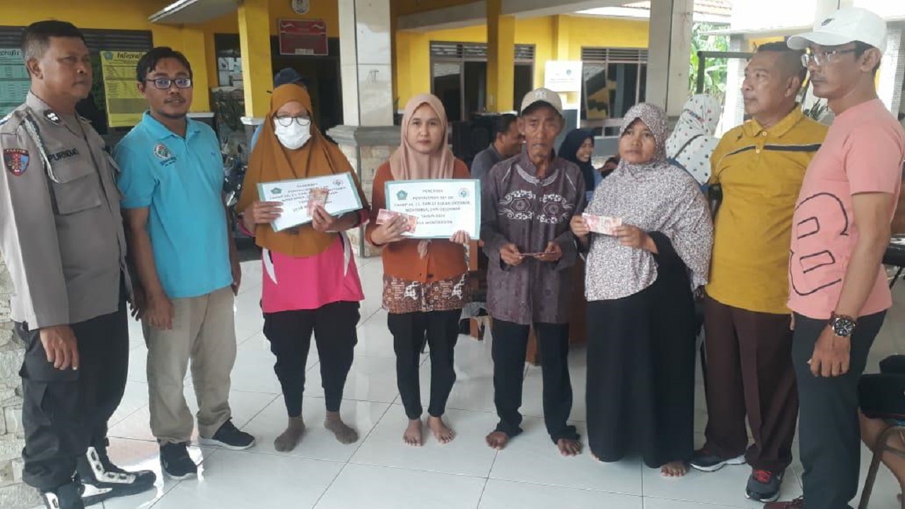 Kades Wonokasian, Sunaryono, saat foto bersama KPM penerima BLT-DD, Bhabinkamtibmas dan pendamping desa. SP/JUM