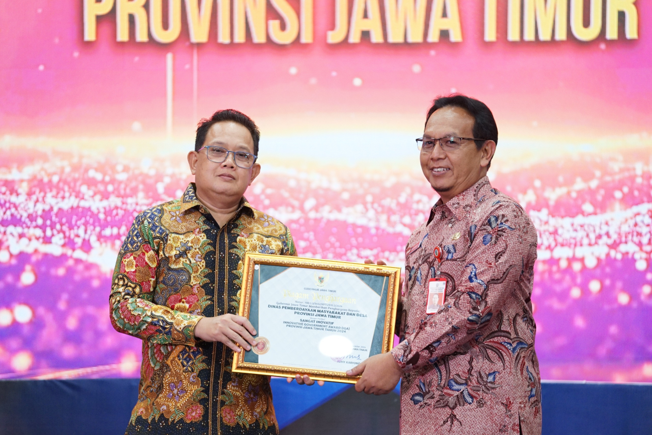Pj Gubernur Jatim Adhy Karyono saat memberikan penghargaan kepada Kepala Dinas Pemberdayaan Masyarakat dan Desa Prov Jatim Budi Sarwoto pada acara INOTEK Award Ceremony 2024, Rabu (11/12/2024) di Surabaya.