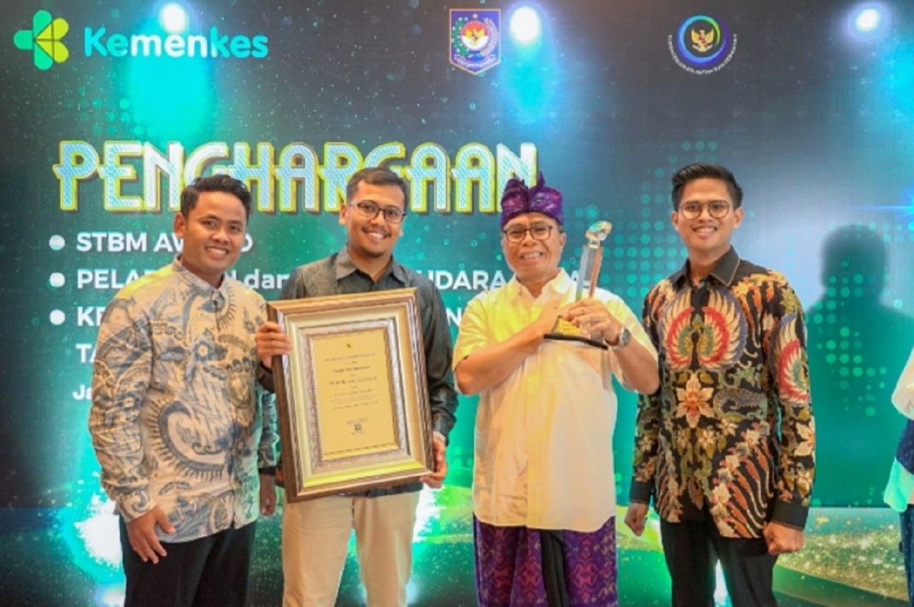 SVP Pengelolaan Pergudangan dan Pelabuhan PG, I Gusti Bagus Manacika (2 dari kanan) bersama Insan PG usai menerima penghargaan Pelabuhan Sehat dari Kementerian Kesehatan di Jakarta. SP/ GRS