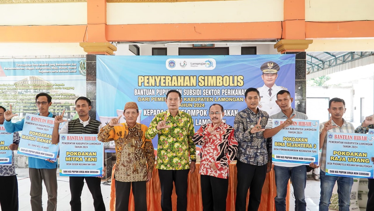 Perwakilan Pokdakan berpose usai secara simbolik menerima pupuk non subsidi dari pemerintah. SP/IST