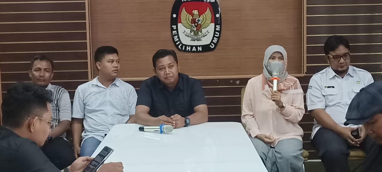 Jumpa pers KPU Kabupaten Mojokerto terkait hasil audit dana kampanye Pilbup 2024. SP/ DWI