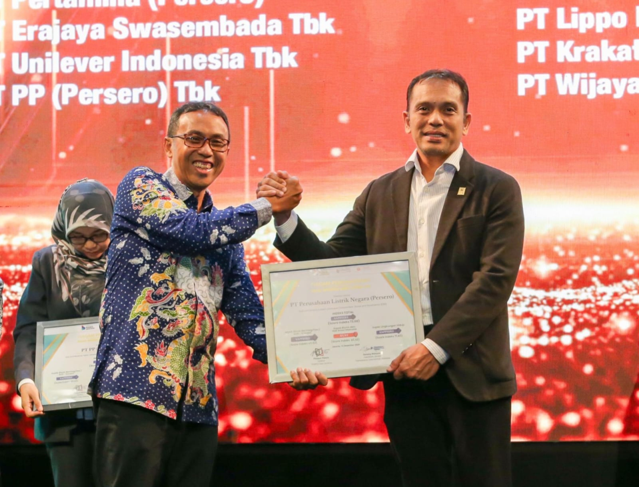 Mewakili Dirut PLN, Executive Vice President Komunikasi Korporat & TJSL PLN Gregorius Adi Trianto (kanan) ketika menerima penghargaan Integritas Bisnis Lestari 2024 dari Sekretaris Jenderal Transparency International Indonesia, Danang Widoyoko (kiri) di J