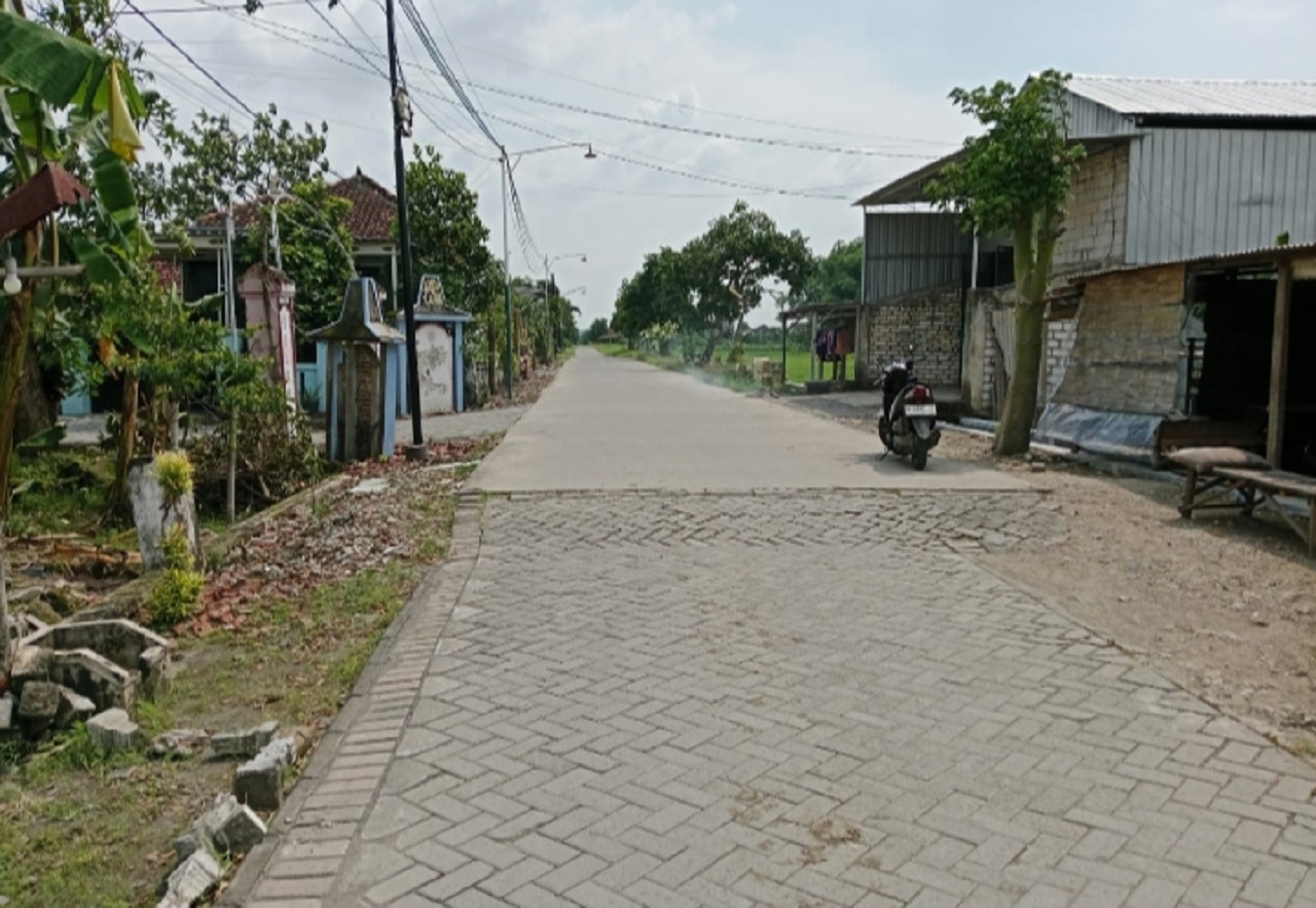 Jalan poros desa yang sudah dibangun Pemdes Banjaragung, Kecamatan Balongpanggang. SP/Maidid