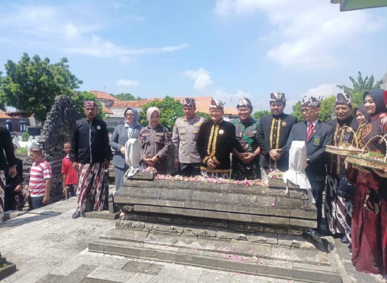 Pj Bupati Sampang Rudi Arifiyanto saat ziarah ke Asta Makam Rato Ebuh. SP/ GAN