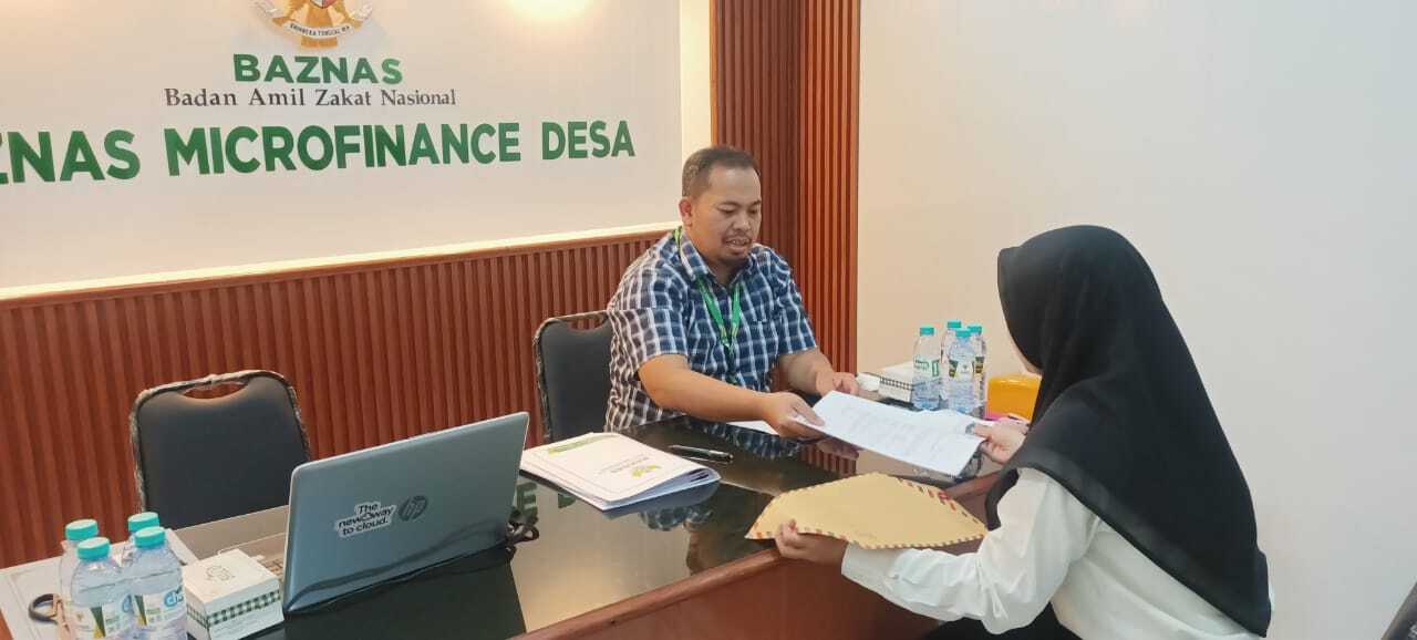 Muhammad Sholeh, Divisi Bank Zakat Baznas RI dan Ketua Baznas Kota Mojokerto Dwi Hartadi. SP/ DWI