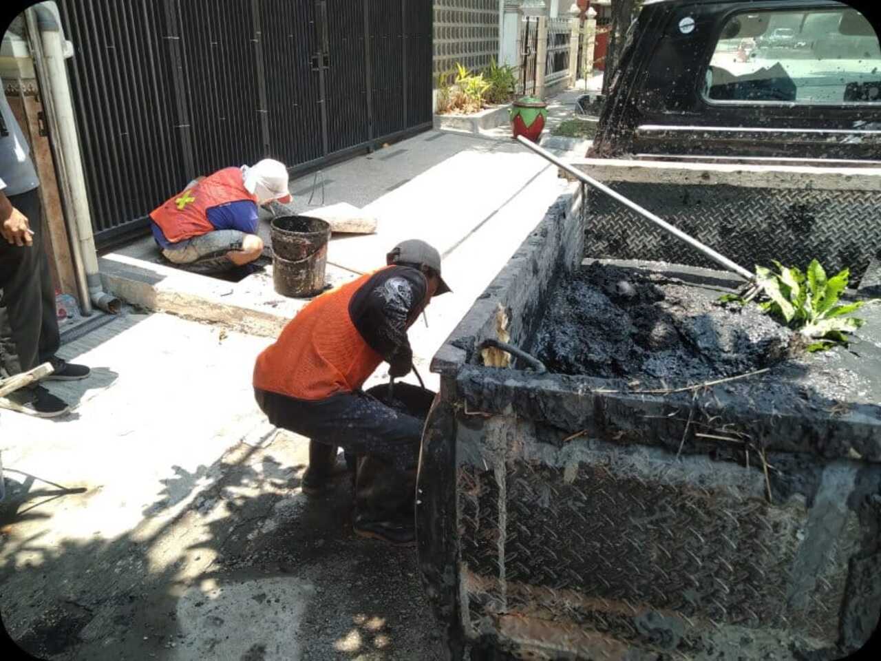 Pekerja saat membersihkan endapan drainase. SP/ IST