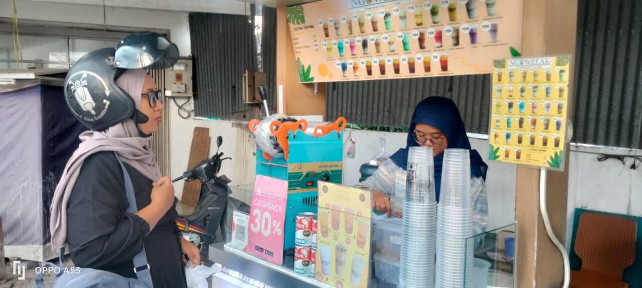 Potret UMKM Sukses, Laris manis segarnya Nguwelak Tea yang tak pernah surut pelanggannya. SP/ HDK