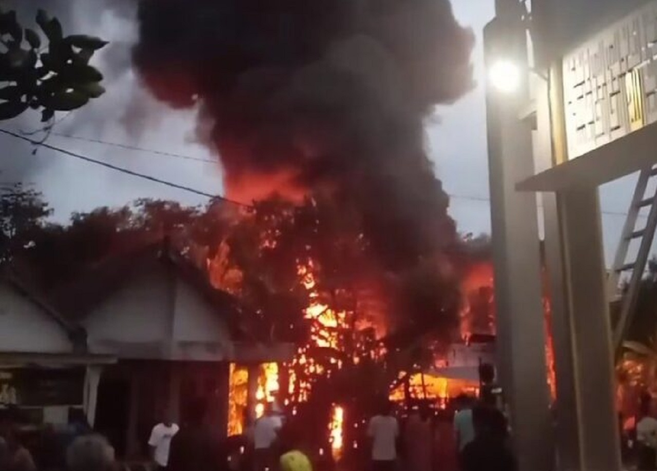 Kondisi gudang ban di Jombang, Jawa Timur saat terjadi kebakaran hebat akibat ledakan gas elpiji. SP/ JBG