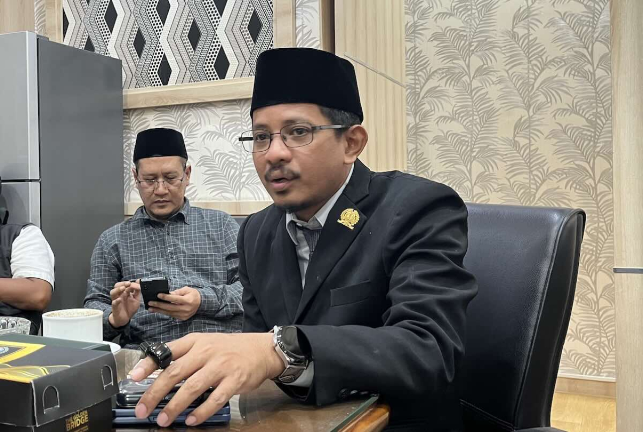 Ketua Fraksi Partai Nasdem Ra Nasih Aschal didampingi Gus Iwan di Kantor DPRD Jatim.