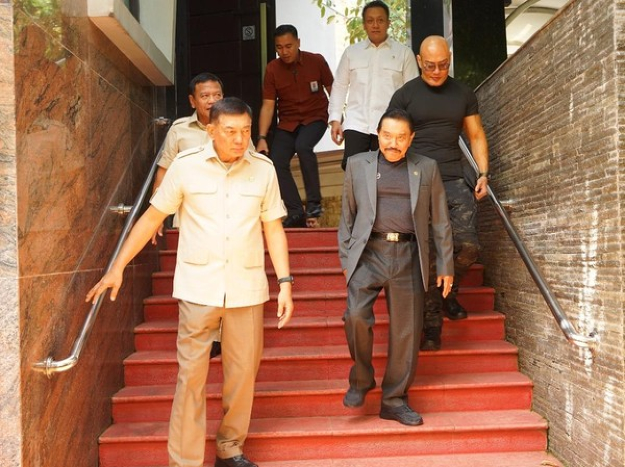 Momen Menhan Sjafie Sjamsoeddin bertemu dengan AM Hendropriyono yang ditemani Deddy Corbuzier dan Kepala BIN Herindra.