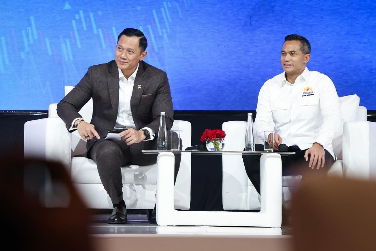Agus Harimurti Yudhoyono bersama Anindya Bakrie, saat menghadiri Rapimnas Kadiin 2024 di Hotel Mulia Jakarta, Minggu (1/12/2024).