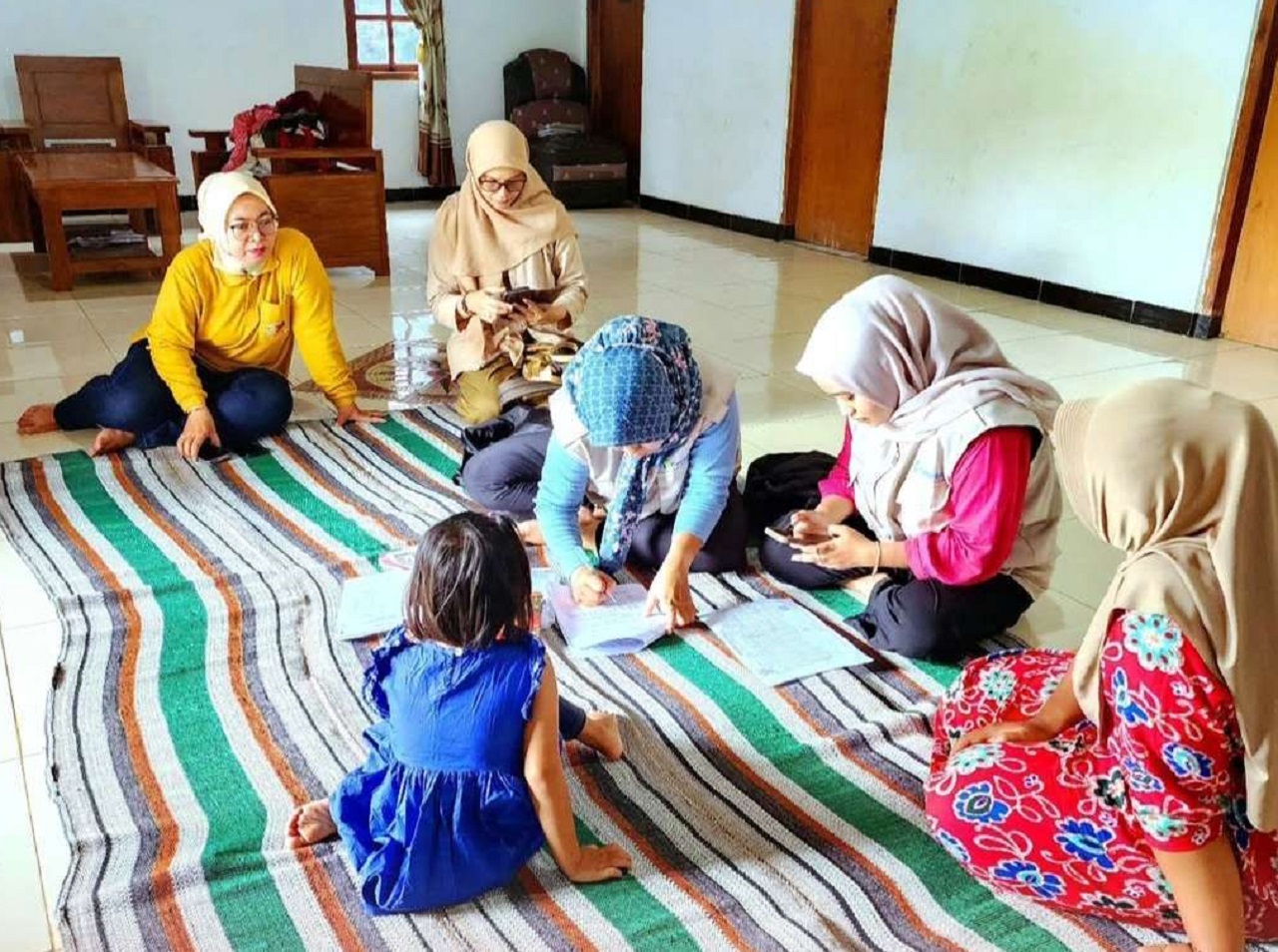 Kepala Dinkes Ponorogo, Dyah Ayu P saat mengunjungi salah satu rumah balita di Ponorogo. SP/ PNG