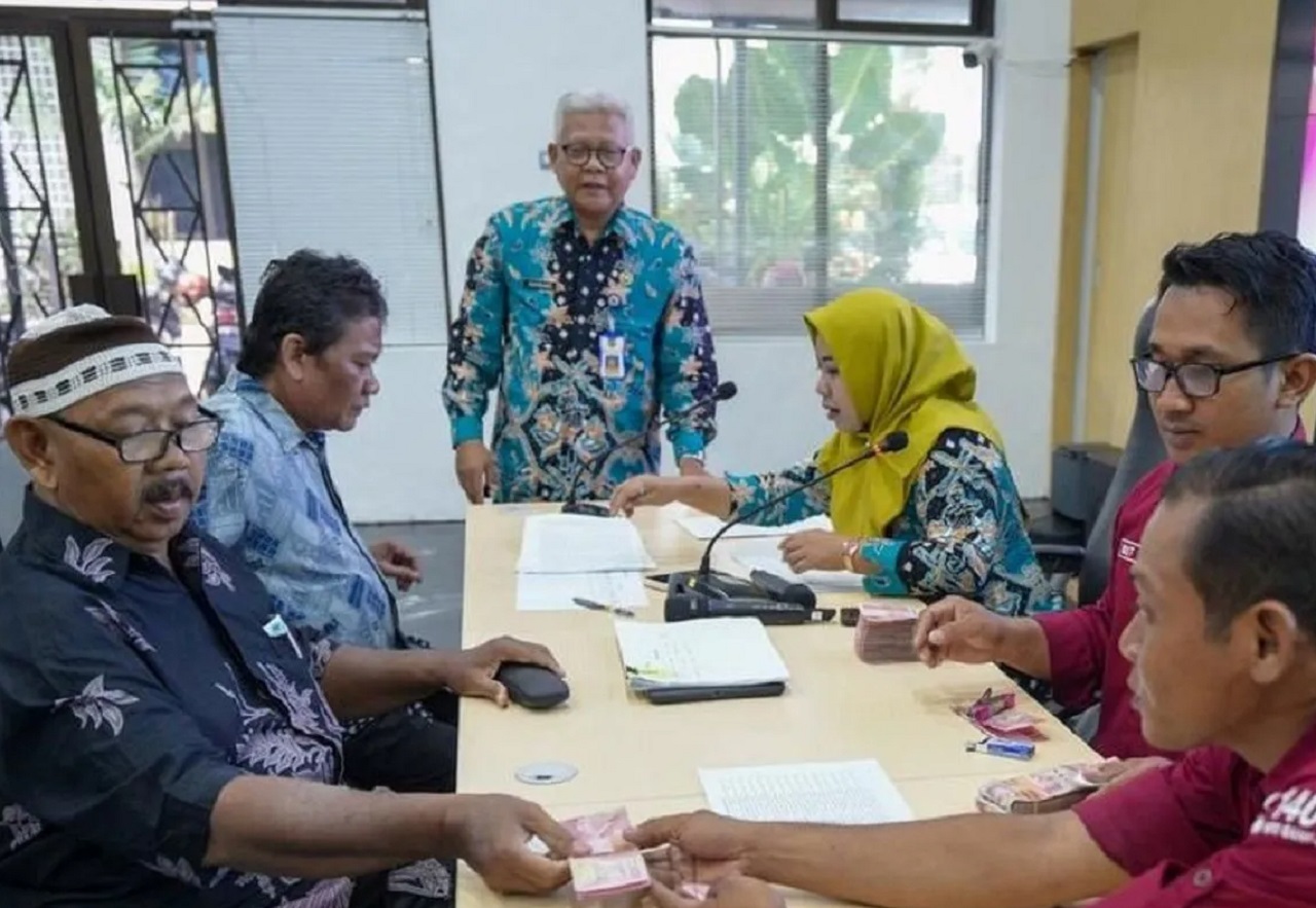 Petugas menyalurkan bantuan sosial bagi sebanyak 237 pengurus masjid yang terdiri dari imam masjid, marbot, dan tokoh agama di wilayah Kota Madiun. SP/ MDN