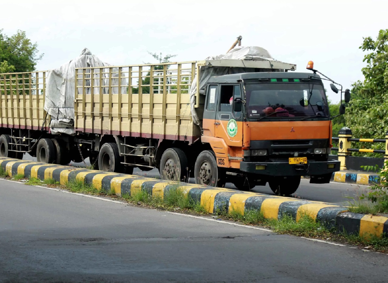 Ilustrasi. Angkutan barang bertonase besar di Kota Madiun, Jawa Timur. SP/ MDN