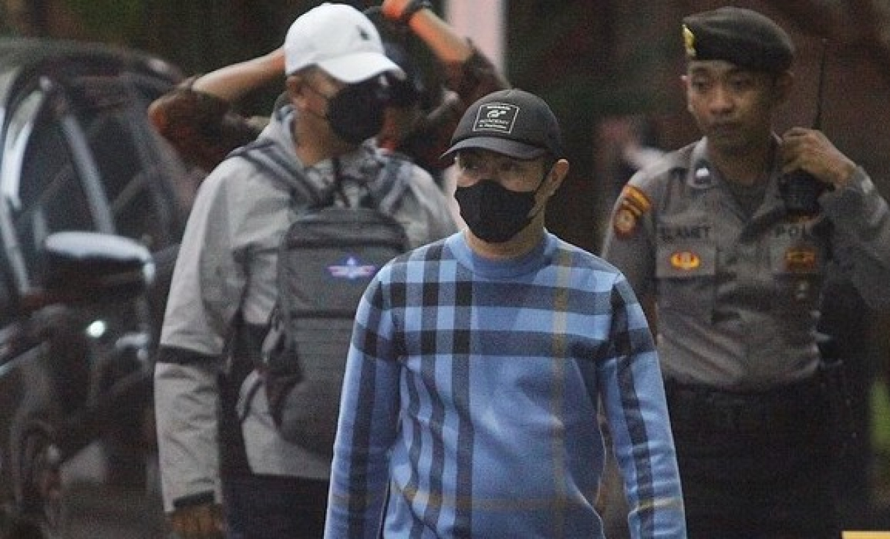 Pj Wali Kota Pekanbaru, Risnandar Mahiwa (baju biru) saat tiba di Gedung KPK, usai ditangkap tangan oleh KPK, Selasa (3/12/2024). (foto: ari saputra)