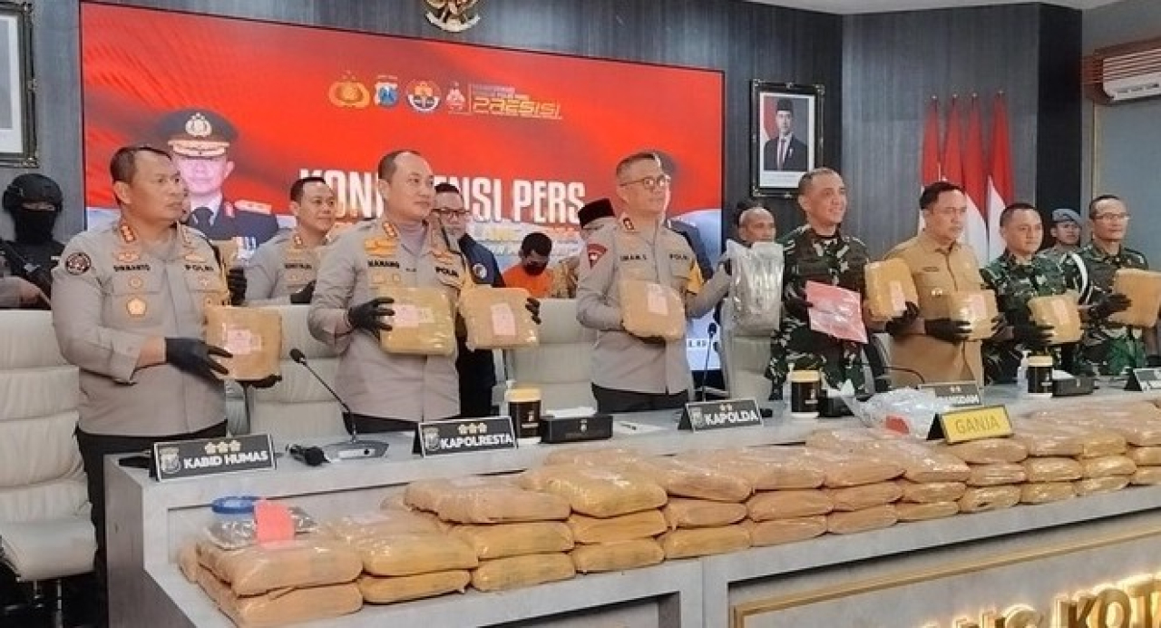 Kapolda Jatim Irjen Pol Imam Sugianto dan Kapolresta Malang Kota Kombes Pol Nanang Haryono dengan barang bukti ganja seberat 166,58 Kg dan 6 pelaku pengedar Ganja. (foto: antara foto)