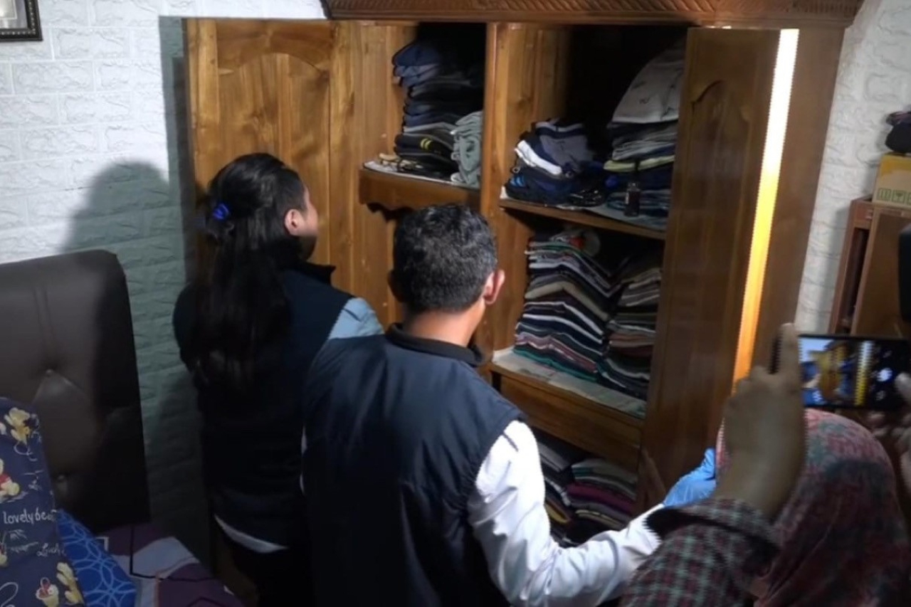 Petugas BNNP Jatim saat melakukan penggeledahan di rumah Aiptu AS oknum anggota polisi Polres Pelabuhan Tanjungan Perak di Kecamatan Taman, Sidoarjo, Kamis (5/12/2024).