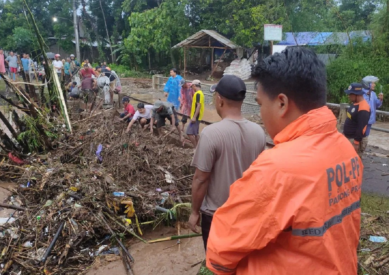 Petugas BPBD Kabupaten Kediri memantau kondisi jembatan di wilayah Kabupaten Kediri, Jawa Timur, Minggu (22/12/2024). SP/ KDR