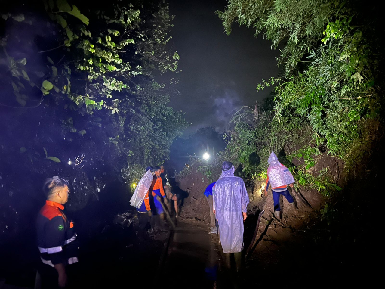 Petugas mendatangi lokasi tanah longsor di wilayah Blitar. SP/Lestariono