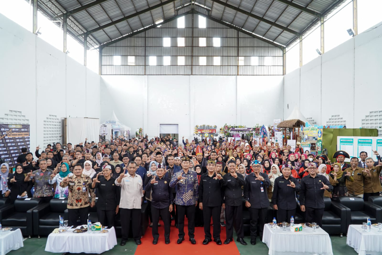 Bupati bersama Kepala Dinas Pendidikan saat menghadiri lokakarya 7 hasil belajar PGP SP/IST